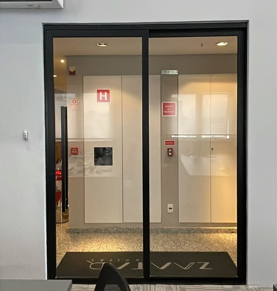 Projeto de arquitetura com grandes vãos de porta de correr